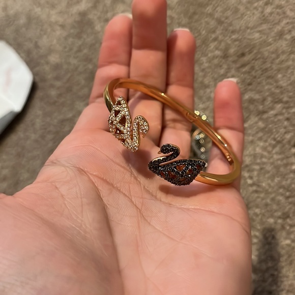 Micheal kors hand bags AND bracelets - Picture 4 of 4